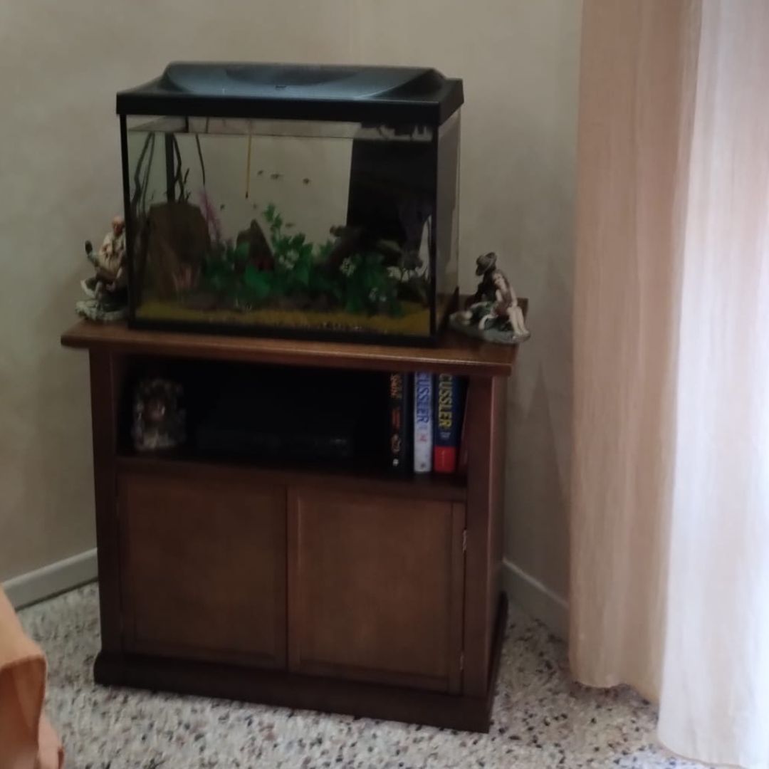 Mobile porta TV in legno stile classico con decorazioni e orologio digitale